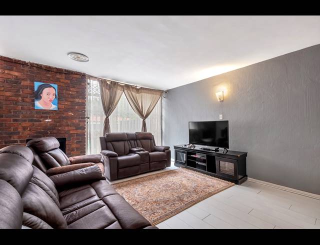 2 BEDROOM TOWNHOUSE FOR SALE IN WINDSOR WEST